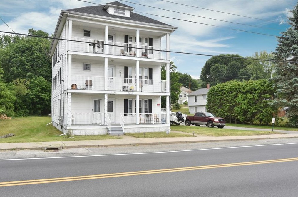 1262 Mendon Rd, Woonsocket, RI 02895