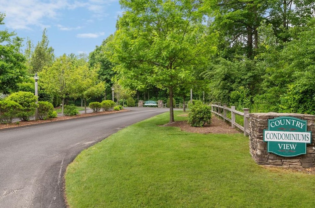 1 Gray Coach Ln, Cranston, RI 02921-3450