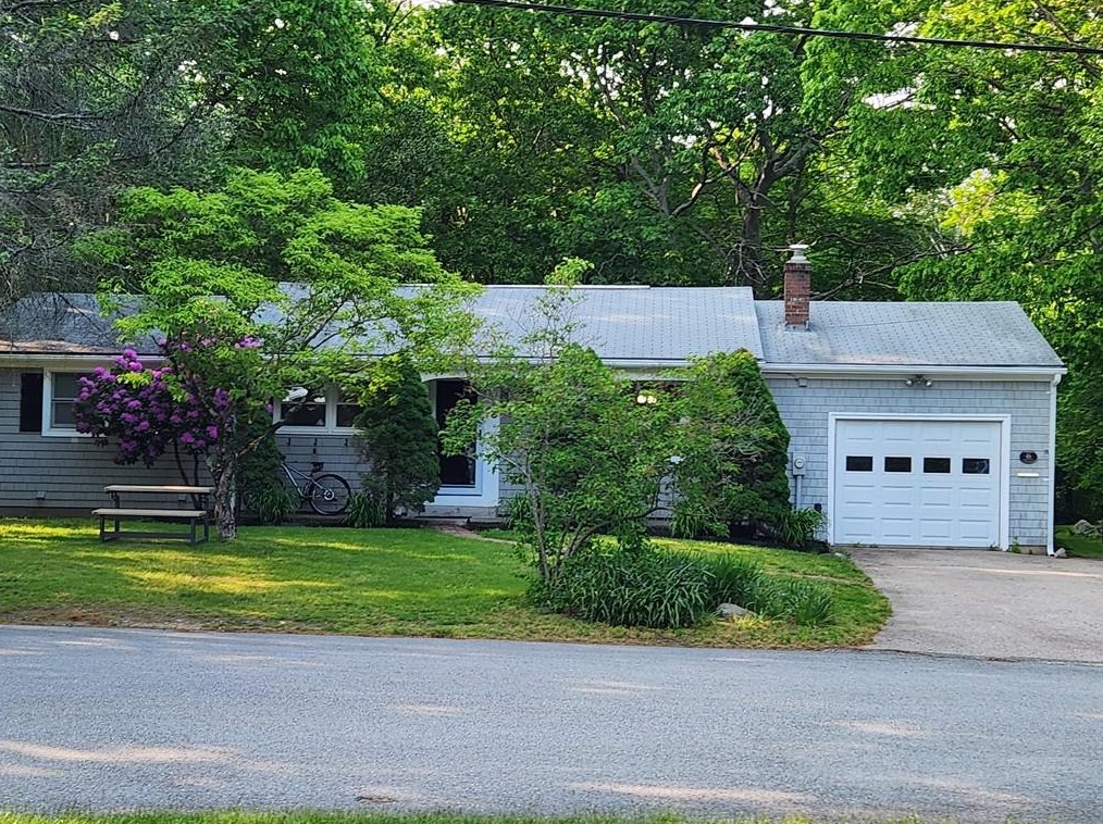 46 Stone Gate Dr, North Kingstown, RI 02852