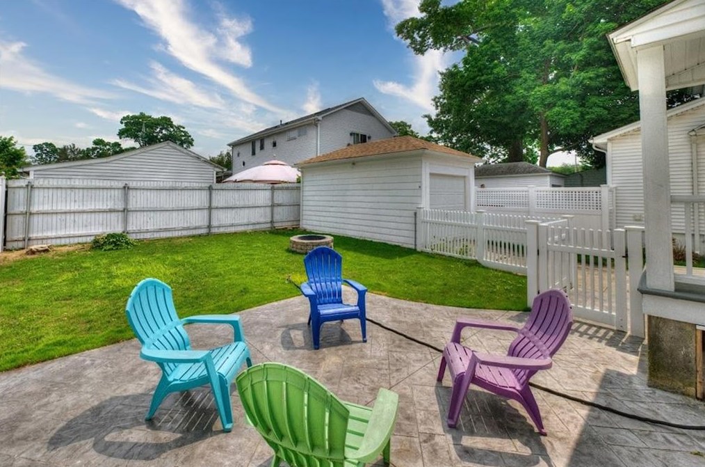 11 Ivanhoe St, Cranston RI 02910-4408 exterior