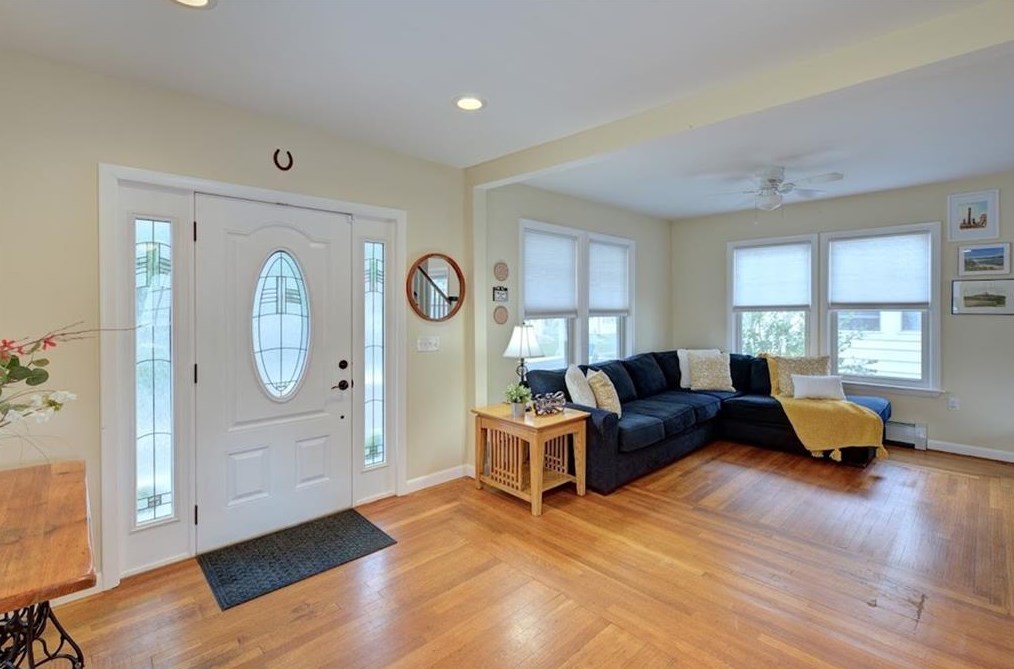 11 Ivanhoe St, Cranston RI 02910-4408 exterior