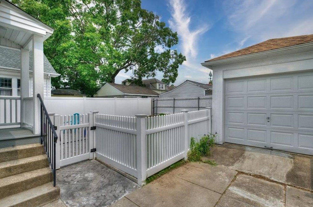 11 Ivanhoe St, Cranston RI 02910-4408 exterior