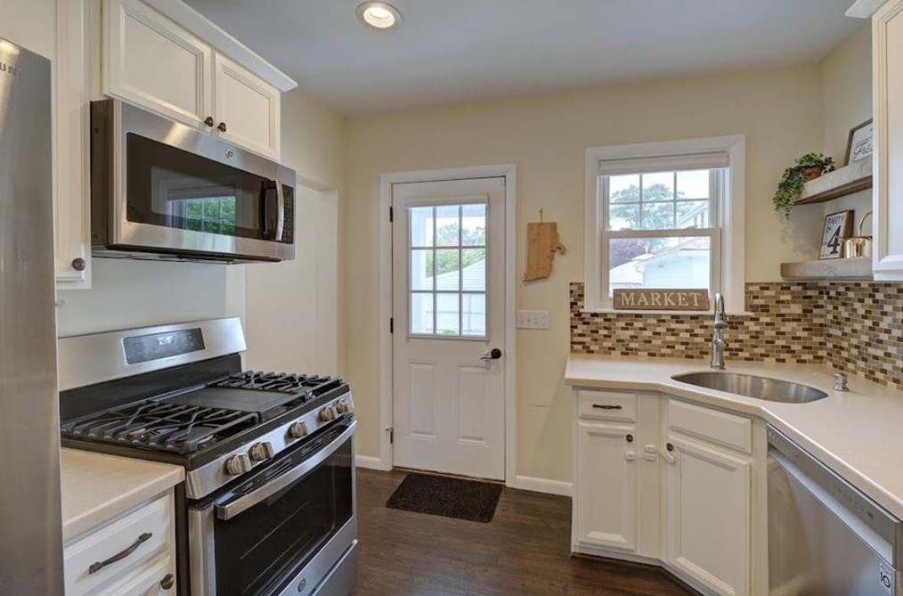 11 Ivanhoe St, Cranston RI 02910-4408 exterior