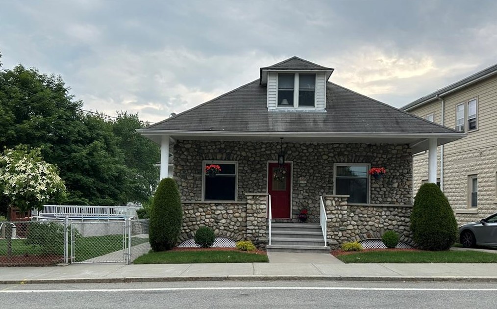 370 Old River Rd, Lincoln, RI 02838