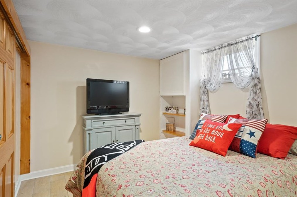 76 Harmon Ave, Cranston RI 02910-2437 exterior