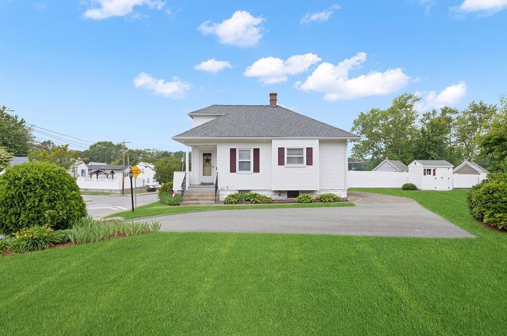 76 Harmon Ave, Cranston RI 02910-2437 exterior