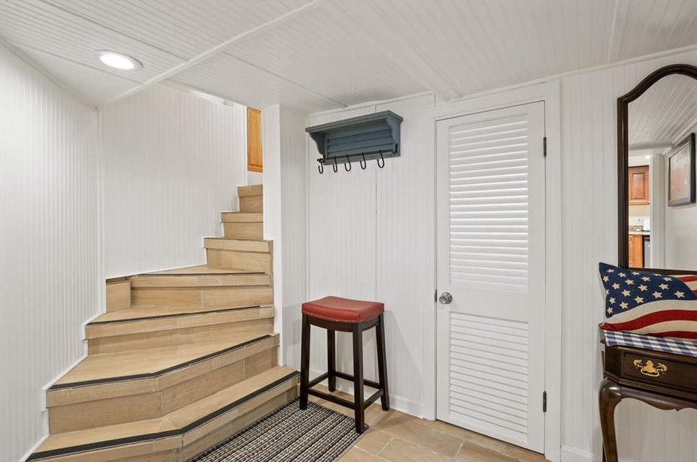 76 Harmon Ave, Cranston RI 02910-2437 exterior