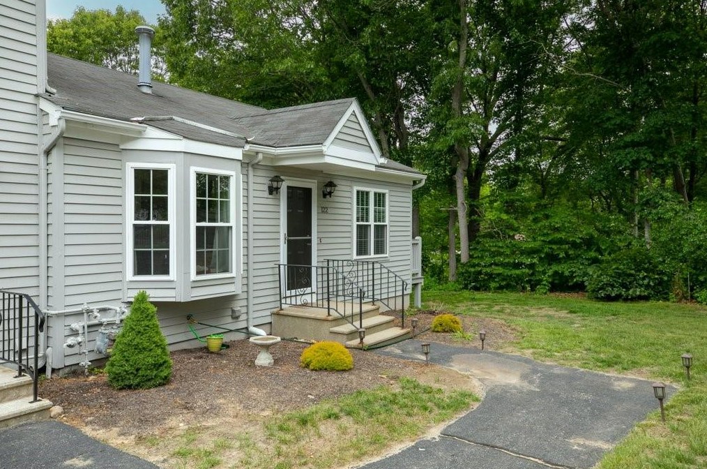 565 Quaker Ln #122, West Warwick, RI 02893