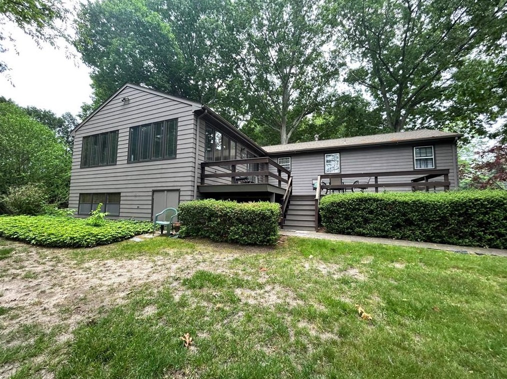 18 Sandra Dr, Bristol, RI 02809-1418