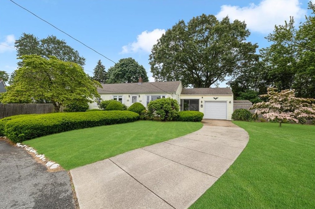 15 Hill Cir, Cranston, RI 02920-1963