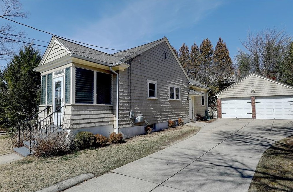 157 Sandringham Ave, Providence, RI 02908