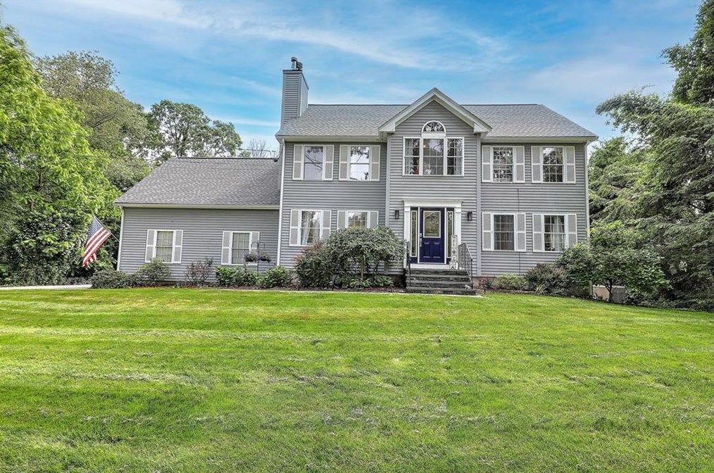 4 Douglas Dr, Cumberland, RI 02864