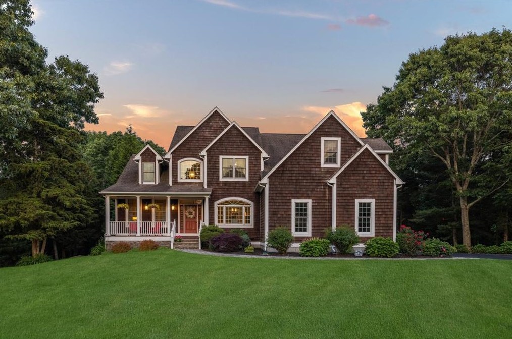 90 Lindsay Ln, North Kingstown, RI 02852