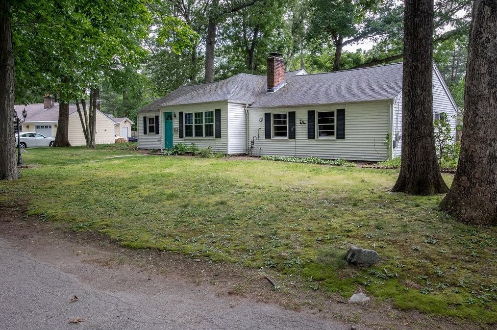 16 Zephyr Ln, Barrington, RI 02806