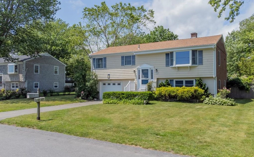 24 Reardon Dr, Middletown, RI 02842