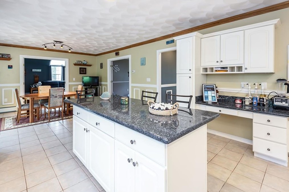 2 Winsor Ct, Lincoln, RI 02865