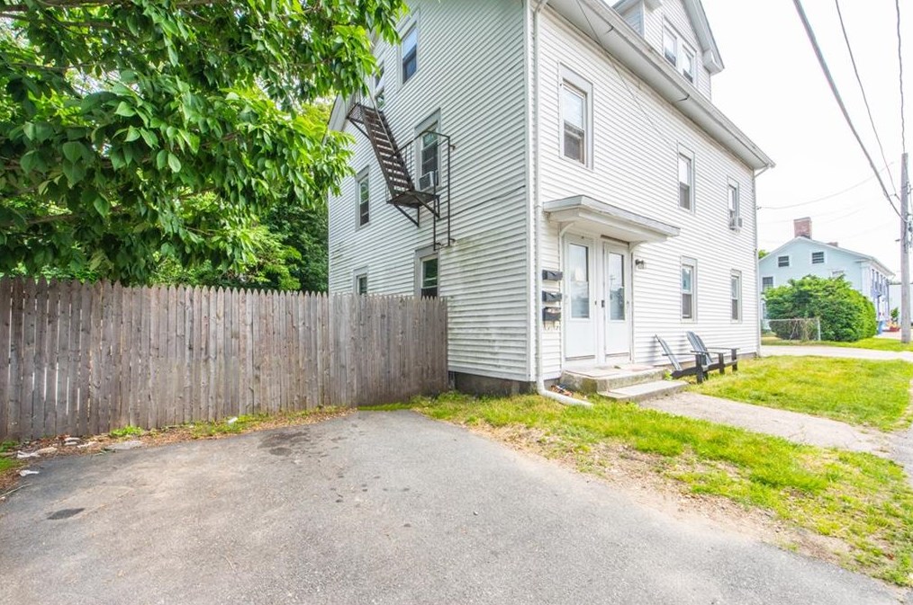 6 Howard St, Cranston, RI 02920-7322