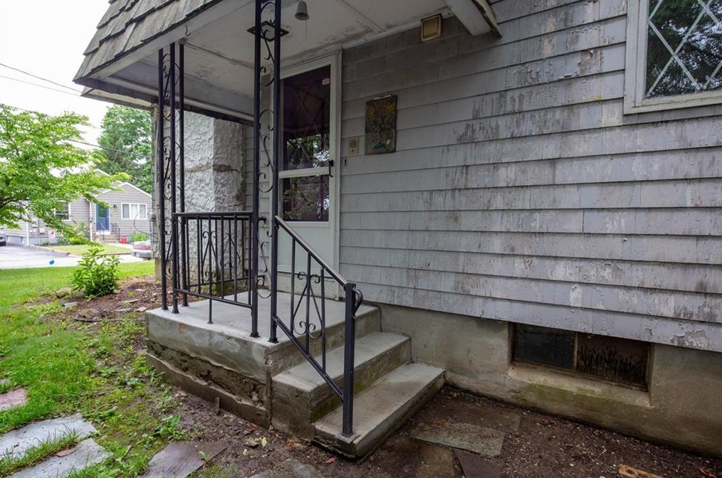 17 Parker Ave, East Providence RI  02914-2207 exterior