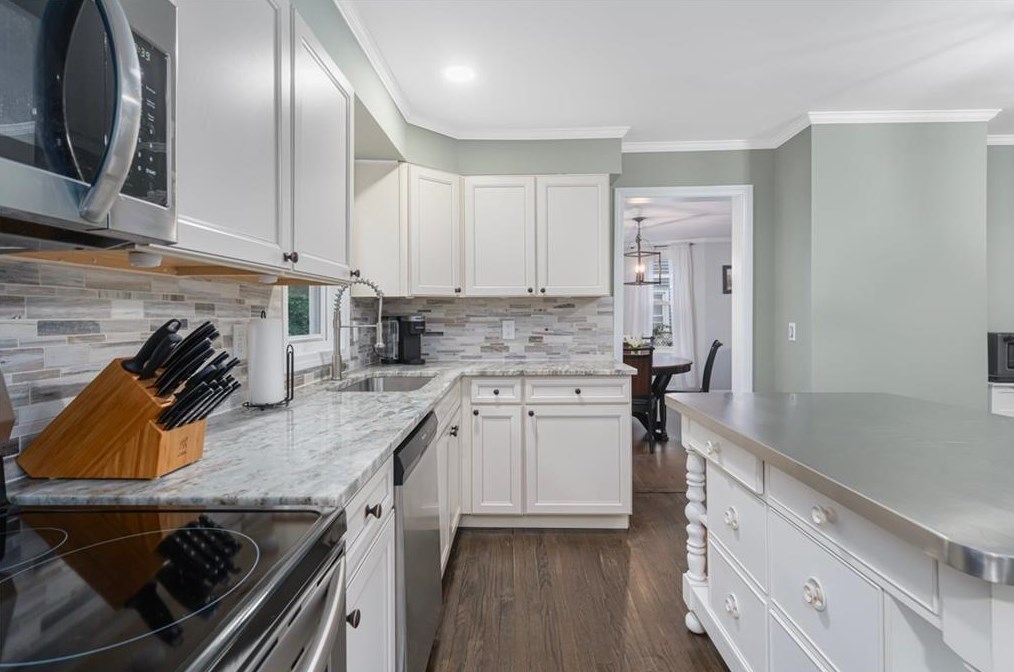 15 Brooks St, Cranston RI  02920-3907 exterior