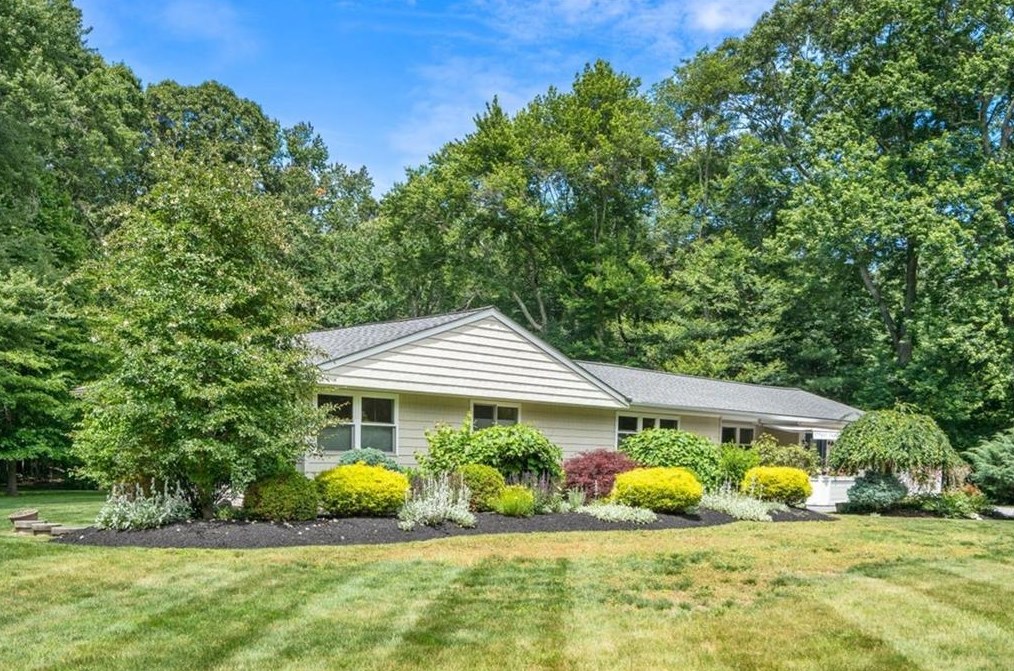 820 N Quidnessett Rd, North Kingstown, RI 02852