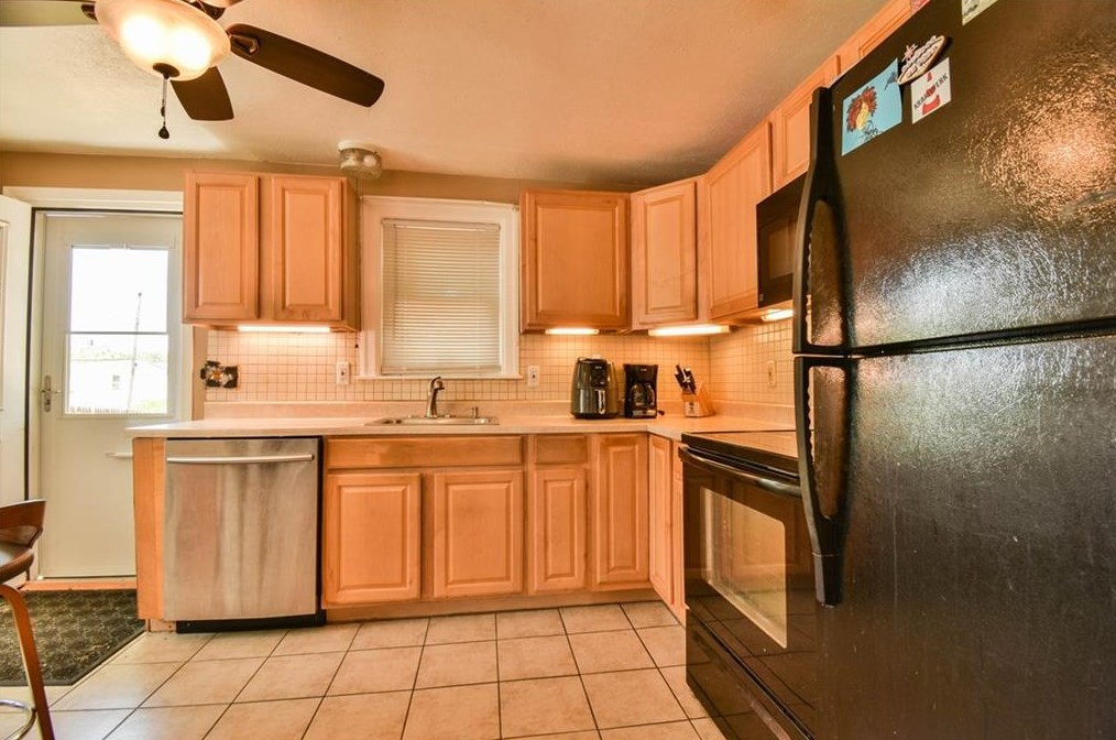 18 Oriole Ave, West Warwick RI  02893-6041 exterior