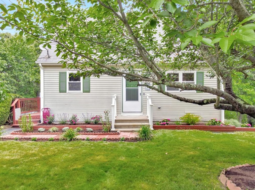 27 Oakdale St, Smithfield, RI 02917
