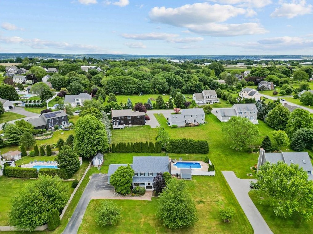 66 Fieldstone Dr, Portsmouth, RI 02871