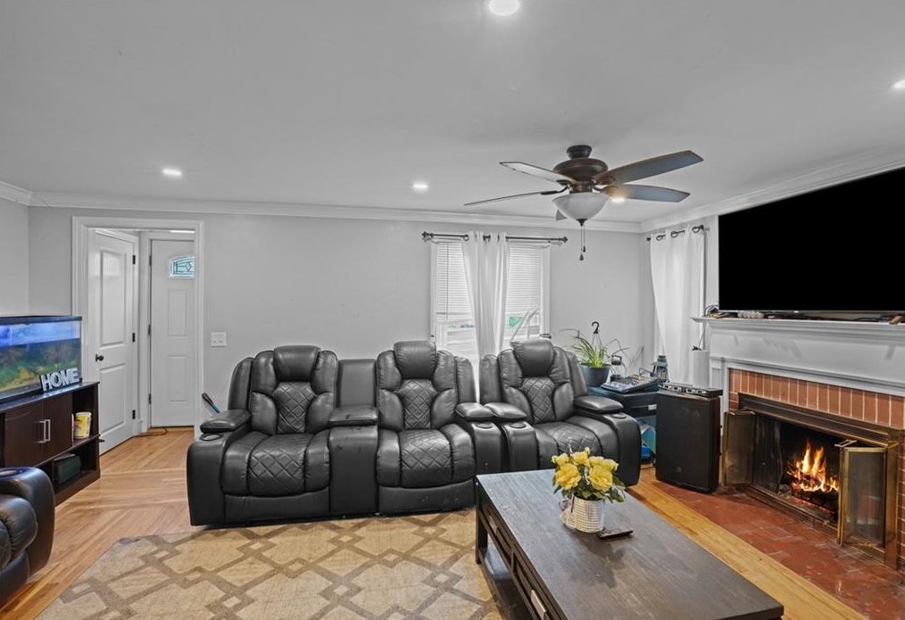 76 Boxwood Ave, Cranston, RI 02910-5507