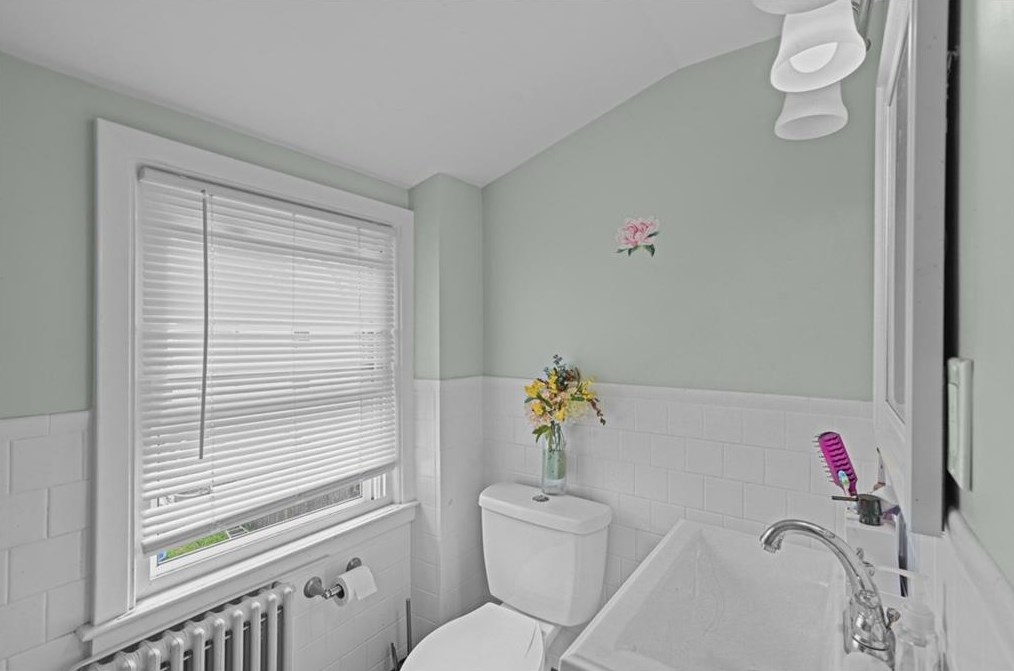 76 Boxwood Ave, Cranston RI 02910-5507 exterior