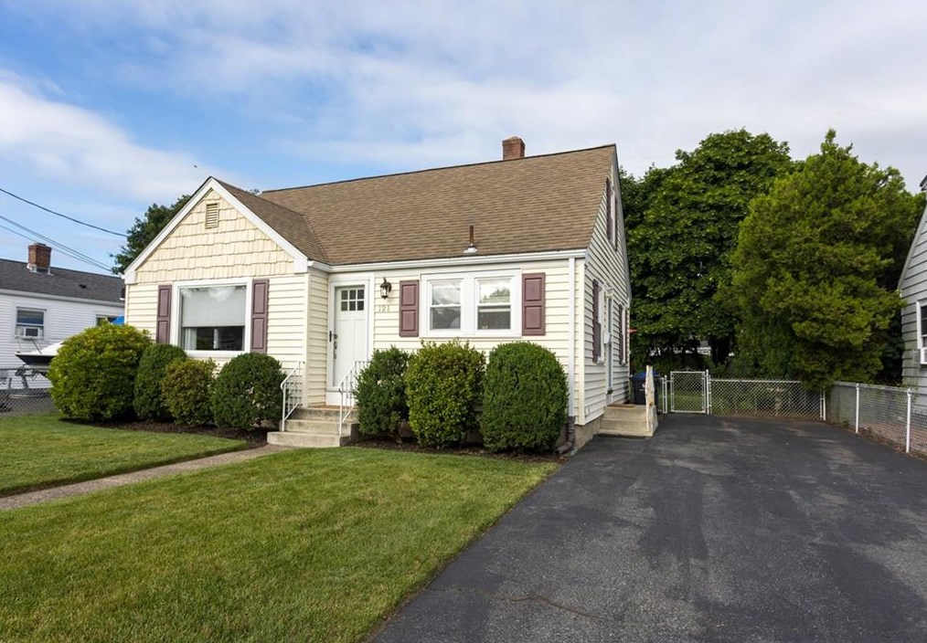 121 Woodbury St, Pawtucket, RI 02861-1407