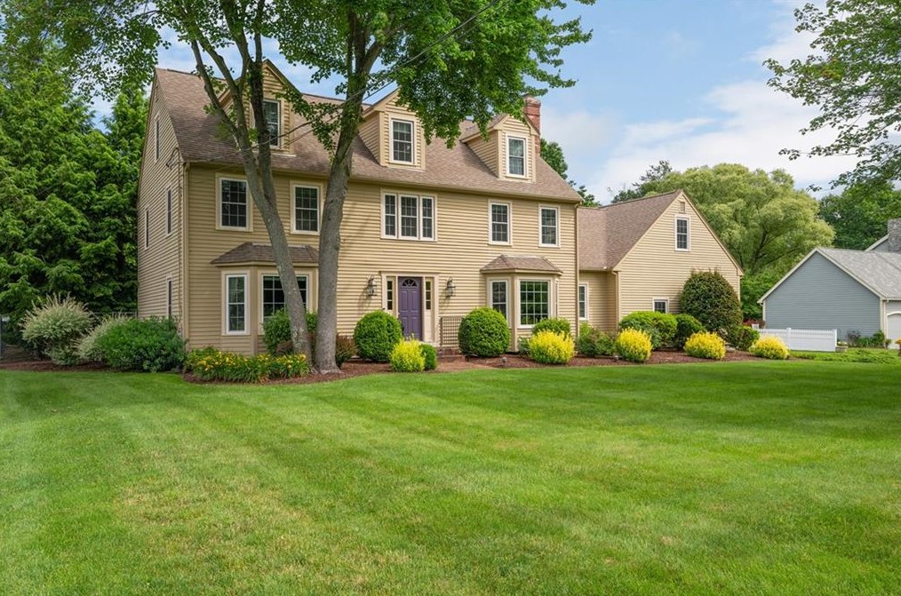4 Fieldside Dr, Cumberland, RI 02864