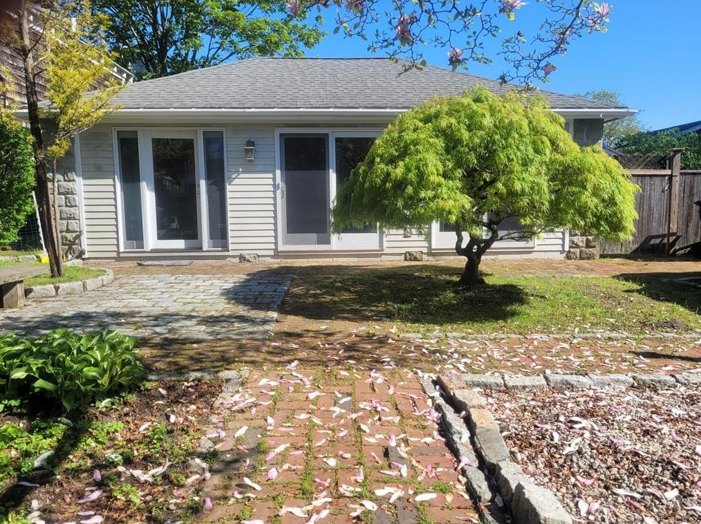 4 Lasalle Pl, Middletown, RI 02840