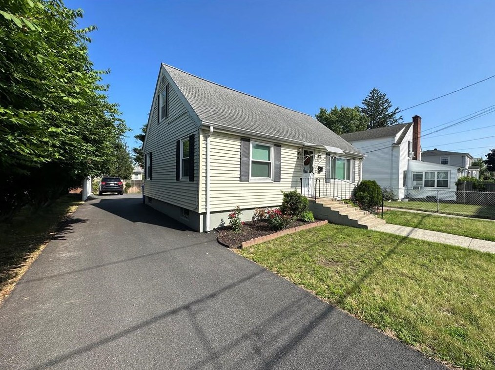 86 Magnolia St, Cranston, RI 02910-2015