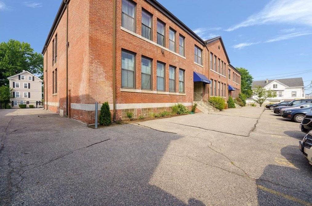 775 Potters Ave #6, Providence, RI 02907