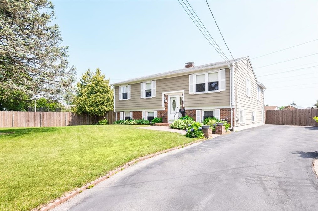 49 Cardosi Ct, Pawtucket, RI 02861-3803