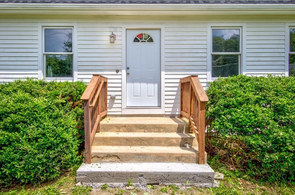 21 Belfield Dr, Providence, RI 02919