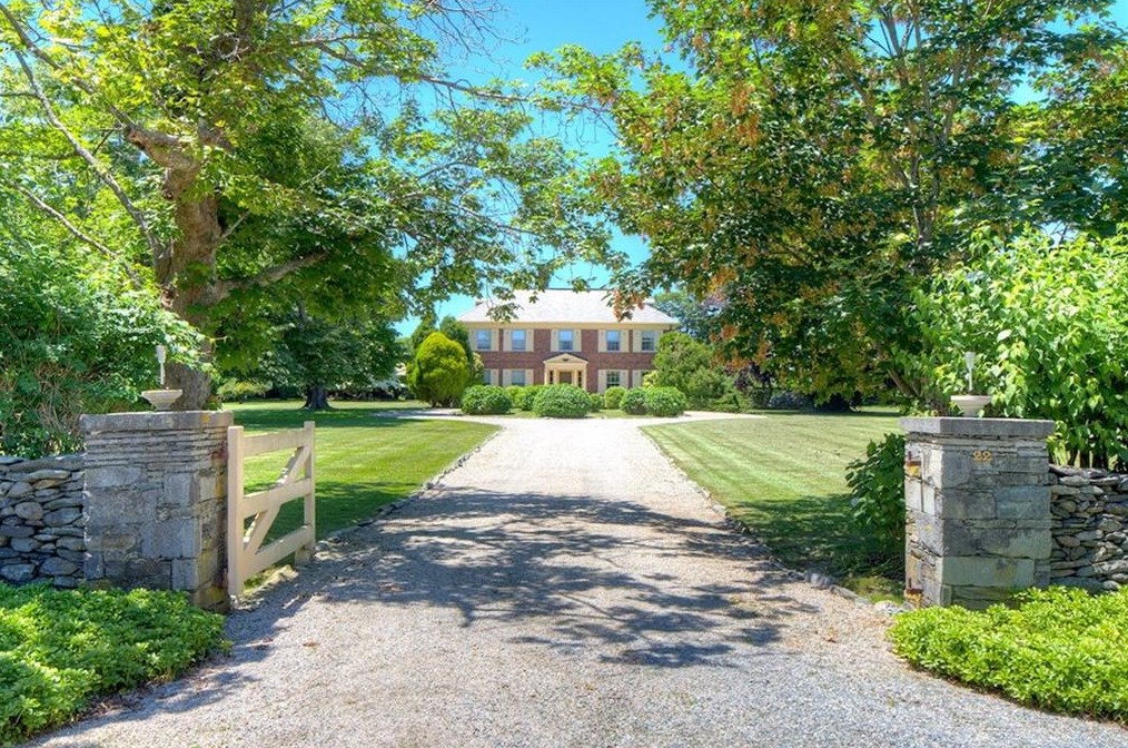 22 Castle Hill Ave, Middletown, RI 02840