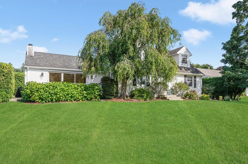 38 Church St, Tiverton, RI 02878