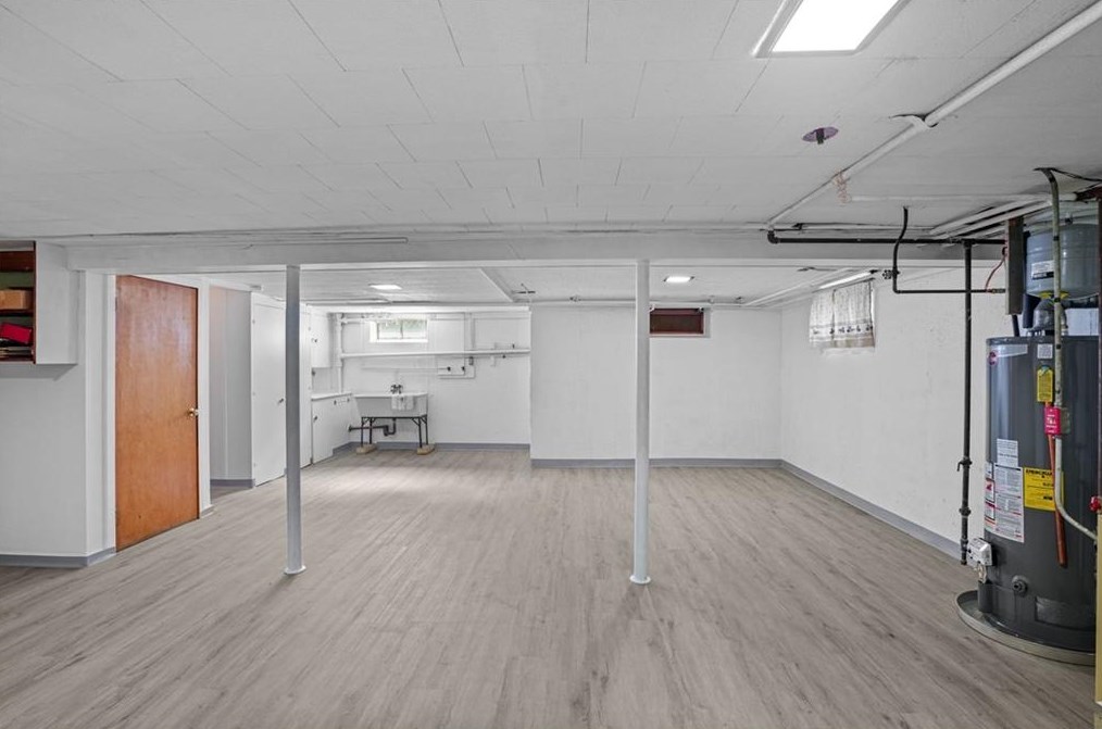 12 Hybrid Dr, Cranston RI 02920-5804 exterior