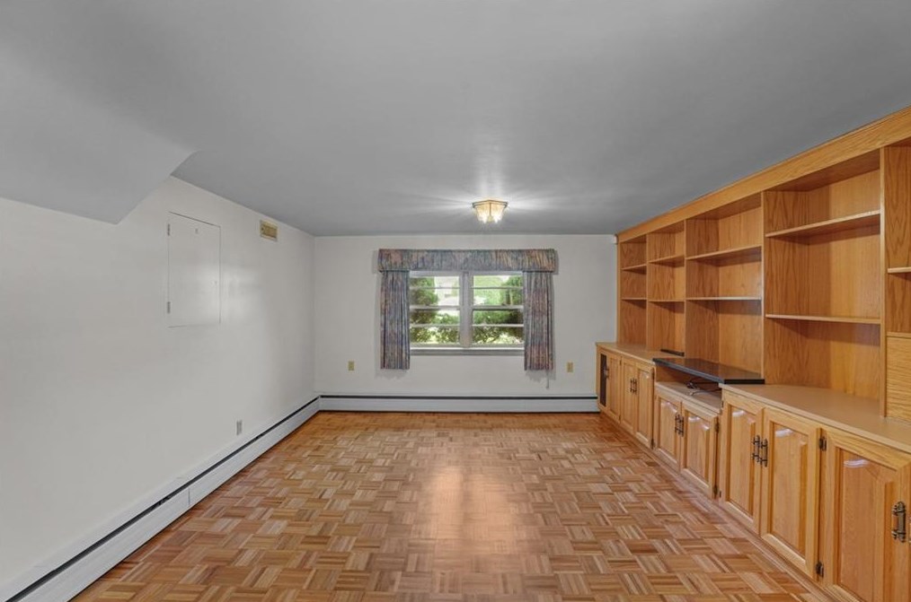 12 Hybrid Dr, Cranston RI 02920-5804 exterior