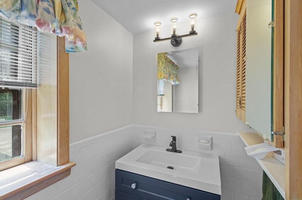 12 Hybrid Dr, Cranston RI 02920-5804 exterior