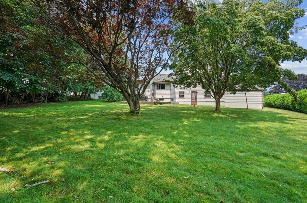 12 Hybrid Dr, Cranston RI 02920-5804 exterior