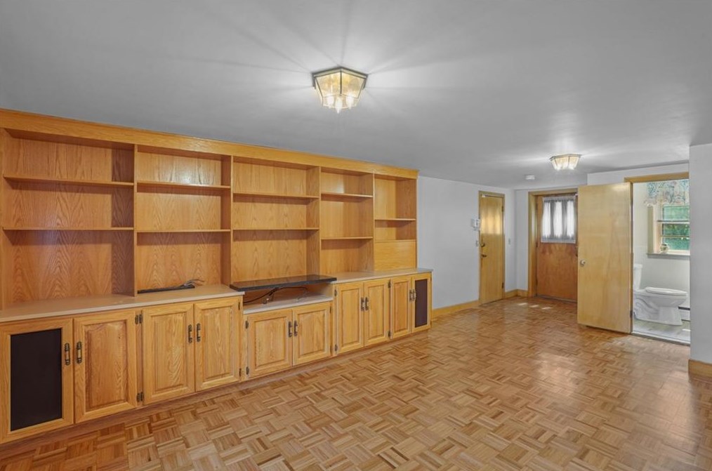 12 Hybrid Dr, Cranston RI 02920-5804 exterior