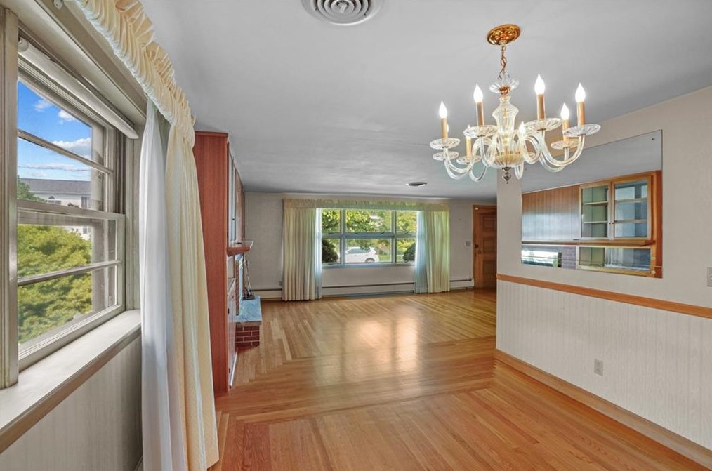 12 Hybrid Dr, Cranston RI 02920-5804 exterior