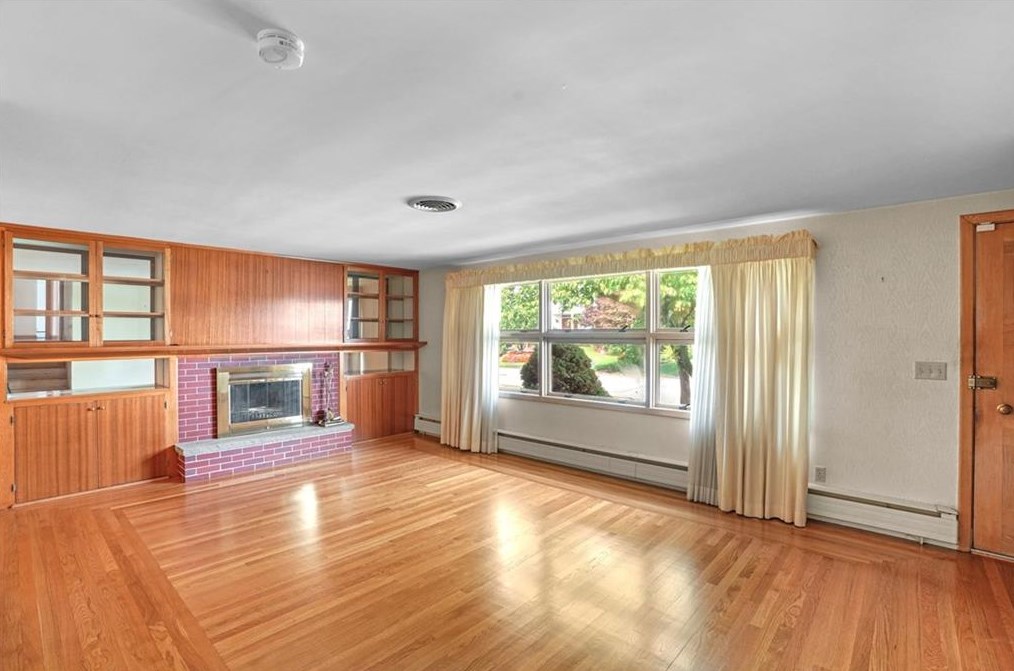 12 Hybrid Dr, Cranston, RI 02920-5807