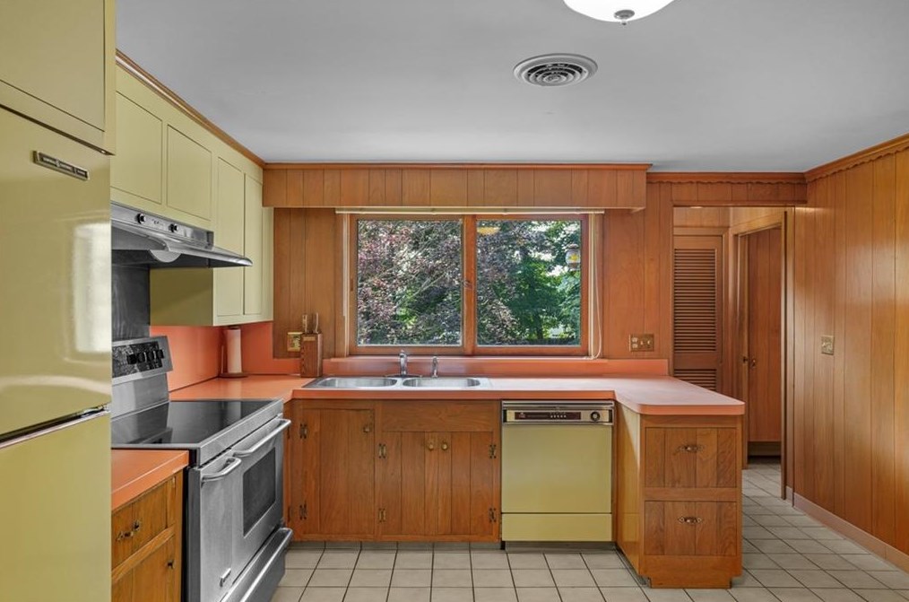 12 Hybrid Dr, Cranston RI 02920-5804 exterior