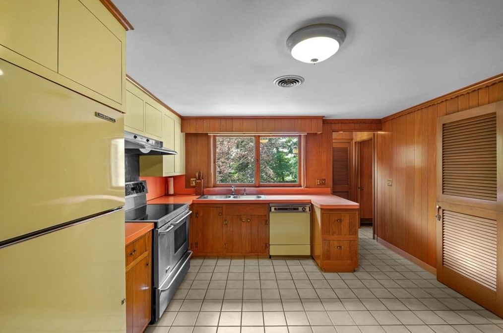 12 Hybrid Dr, Cranston RI 02920-5804 exterior