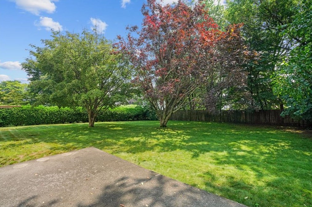 12 Hybrid Dr, Cranston RI 02920-5804 exterior