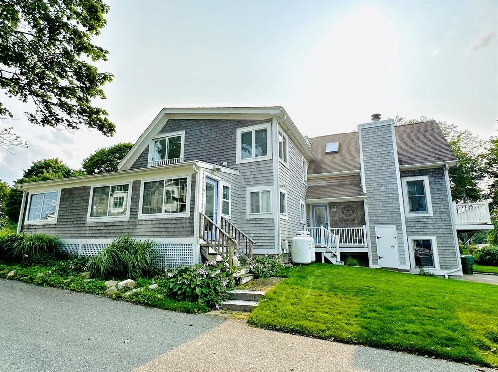 7 15th Ave, Warwick, RI 02886