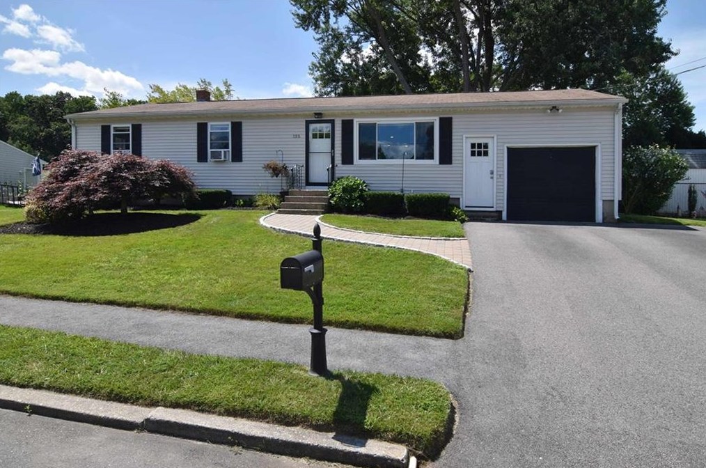 135 Quail Hollow Rd, Cranston, RI 02920 exterior